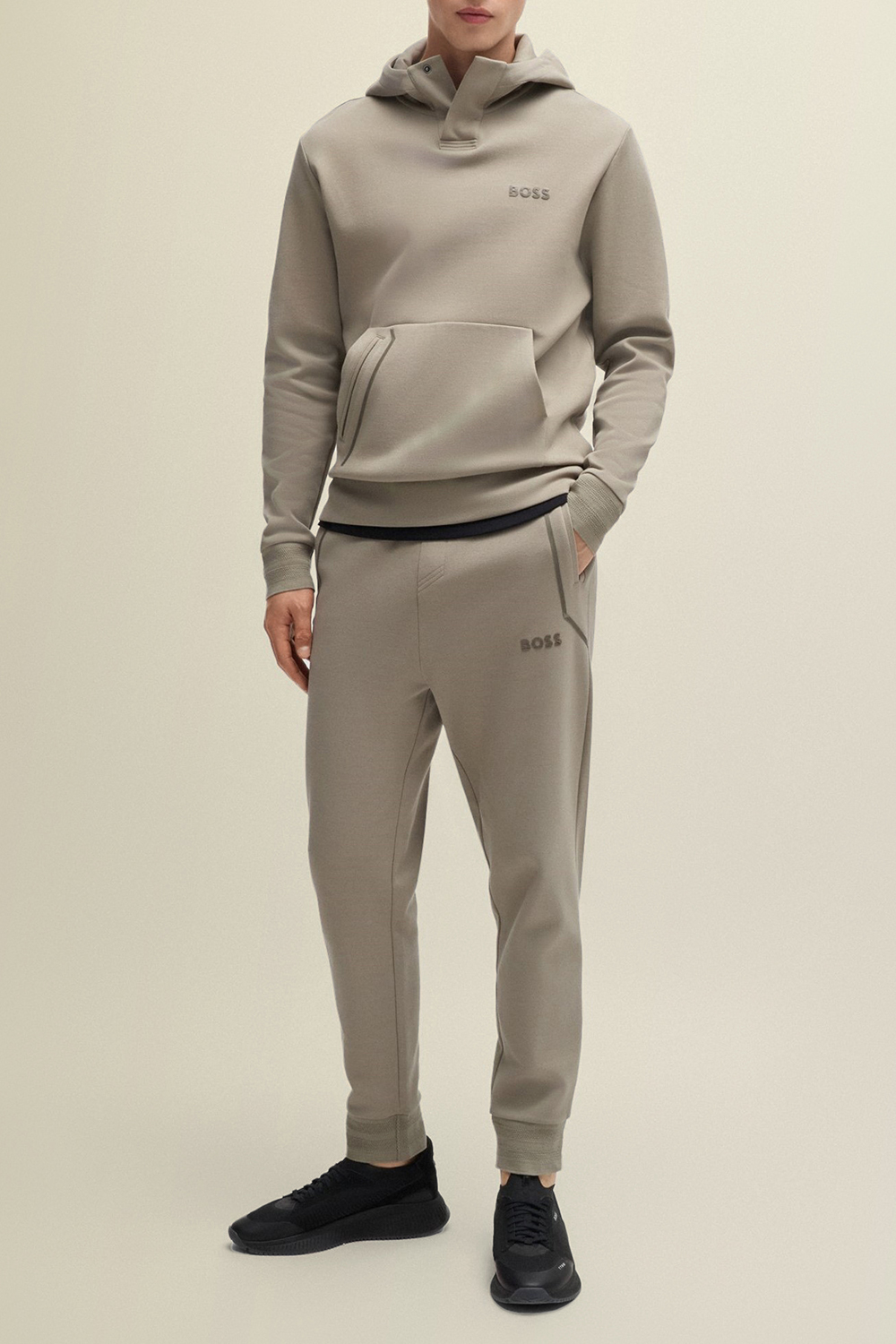 תמונת כל הלוק של מכנסי ג'וג ארוכים